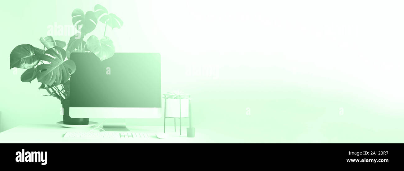Designer Arbeitsbereich am trendigen Minze Farbe Hintergrund. Minimalistischer Home Office. Kopieren Sie Platz. Tastatur, Maus, Bildschirm mit schwarzen leeren Bildschirm. F Stockfoto