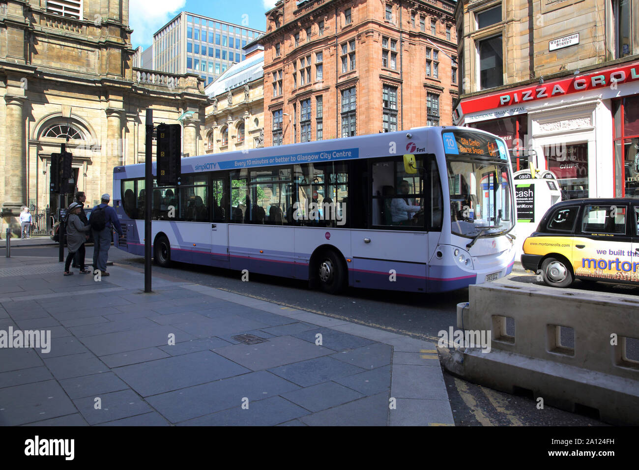 Glasgow Schottland City Center West George Street Bus durch Ampeln Stockfoto