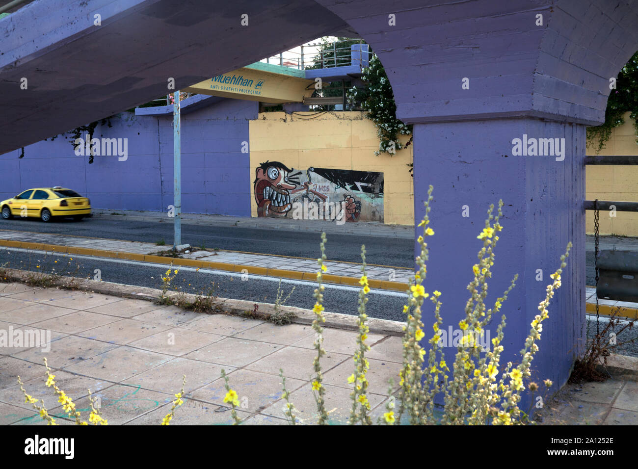 Zweispurige Straße und Fußgängerweg vouliagmeni Athens Attica Griechenland Stockfoto