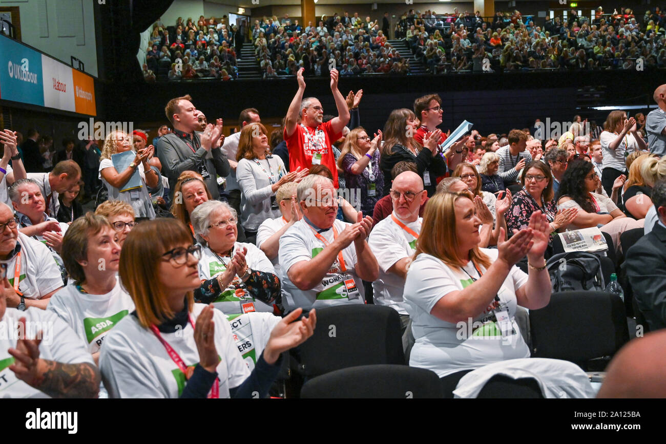 Brighton, UK, 23. September 2019 - Asda Arbeiter und GMB Mitglieder hören Sie sich die Reden während der Konferenz der Labour Party in Brighton Centre in diesem Jahr gehalten wird. Foto: Simon Dack/Alamy leben Nachrichten Stockfoto