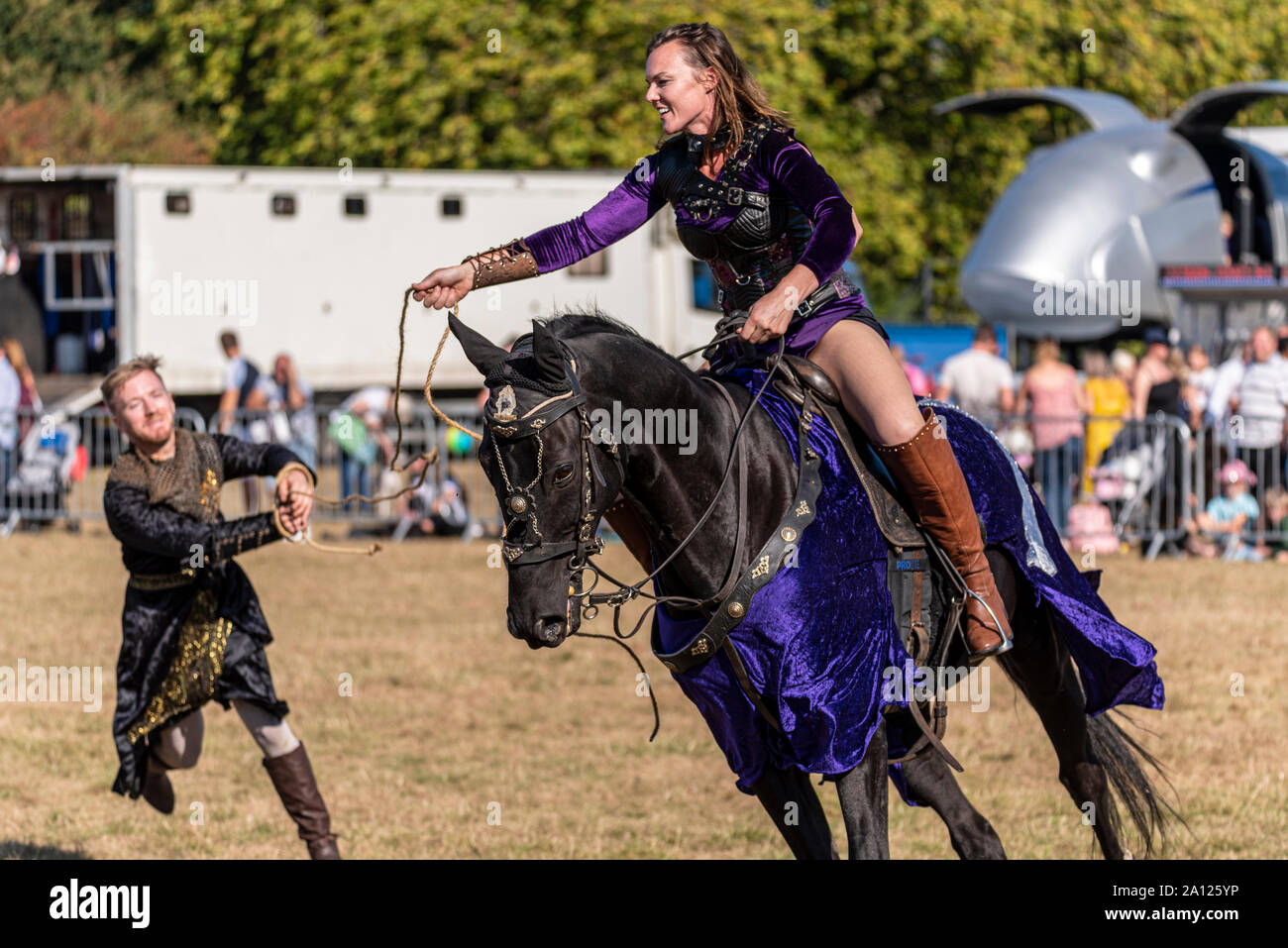 Equestrienne Stunt zeigt Pferd Anzeige an den nationalen Land Show Live im Hylands Park, Chelmsford, Essex, Großbritannien. Horse Event Team. Seilschaft Gefangener Stockfoto