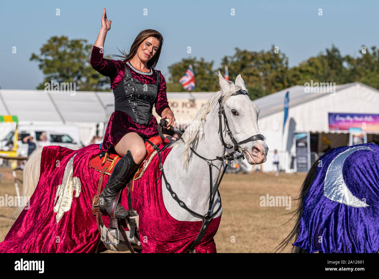 Equestrienne Stunt zeigt Pferd Anzeige an den nationalen Land Show Live im Hylands Park, Chelmsford, Essex, Großbritannien. Horse Event Team Stockfoto
