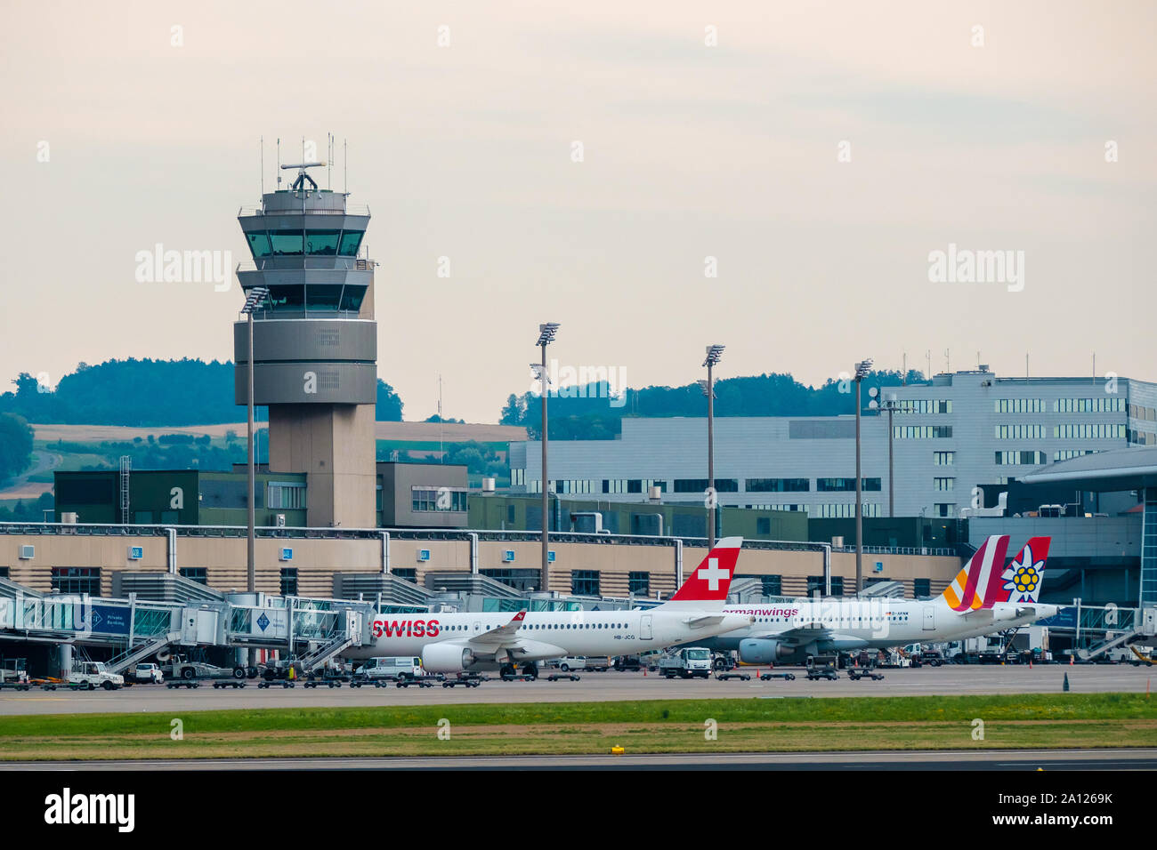 Zürich, Schweiz - 19. Juli 2018: Flughafen Zürich Gebäude Exterieur Landschaft am Tag Zeit Stockfoto