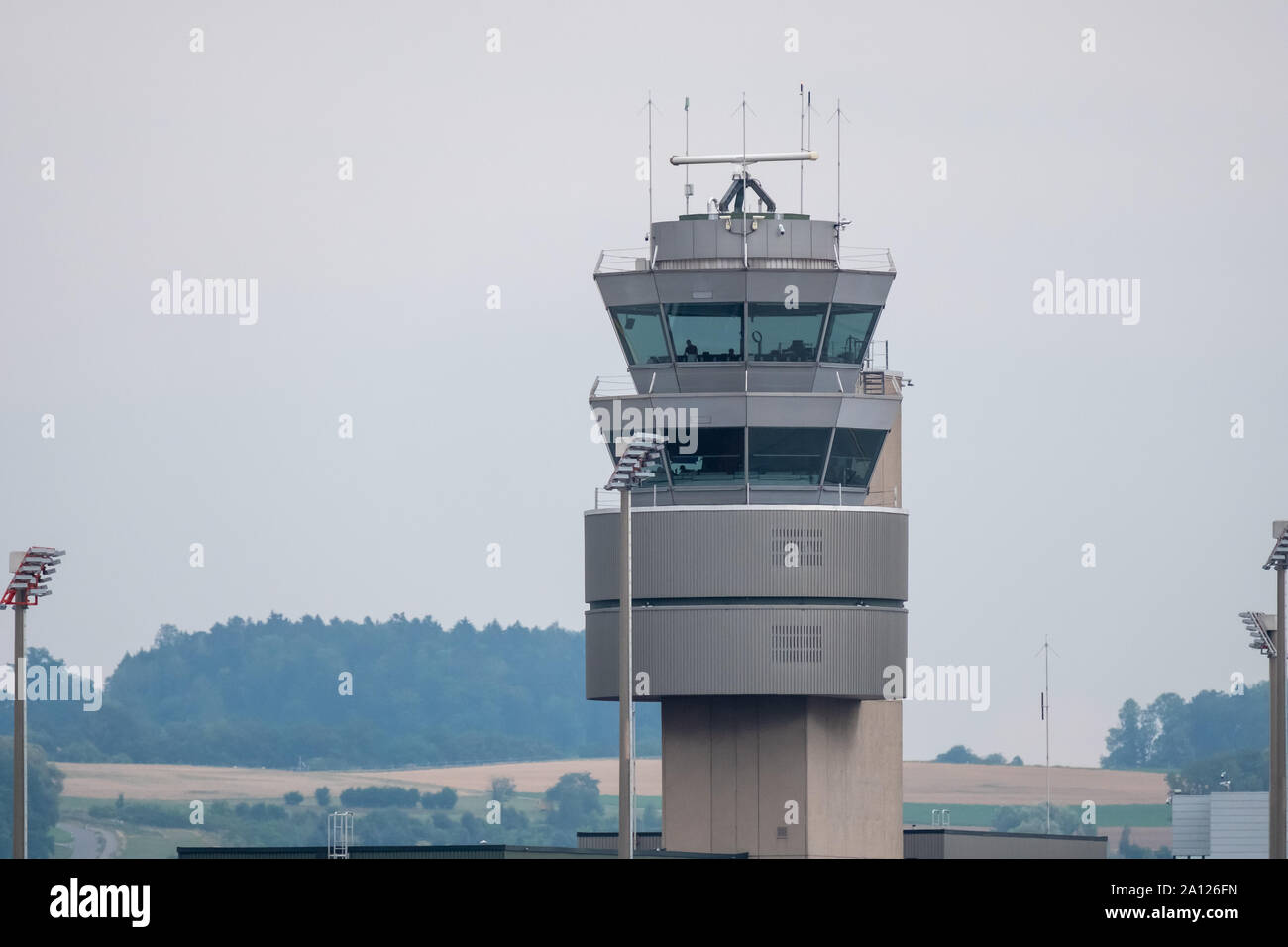 Zürich, Schweiz - 19. Juli 2018: Flughafen Zürich Tower Außenansicht bei Tag Zeit Stockfoto