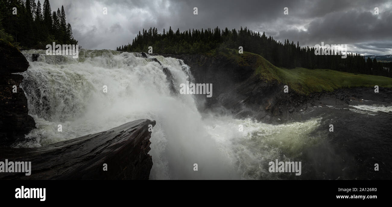 Der größte Wasserfall von Schweden. Hohe Wasserstand des Flusses nach dem großen Regen fällt. Schwedische kraftvollen Charakter. Stockfoto