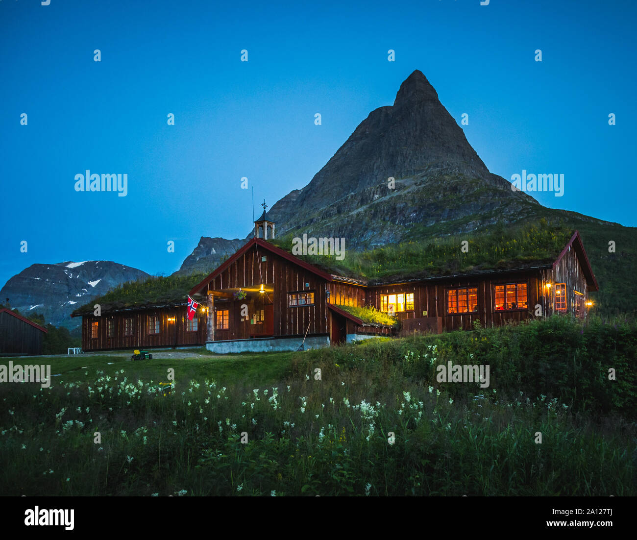 Innerdalshytta touristische Tierheim nach Einbruch der Dämmerung. Das Tal Innerdalen Tal, Trollheimen Nationalpark in Norwegen. Stockfoto