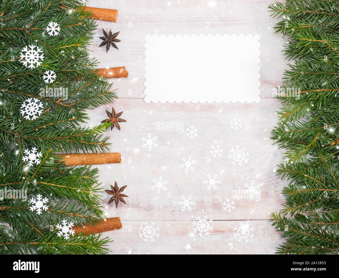 Weihnachten Hintergrund mit Tannenzweigen, Schneeflocken, Zimt, Anis, Kegel, Typenschild auf braun Holz- Hintergrund. Weihnachten und Neujahr Konzept Stockfoto