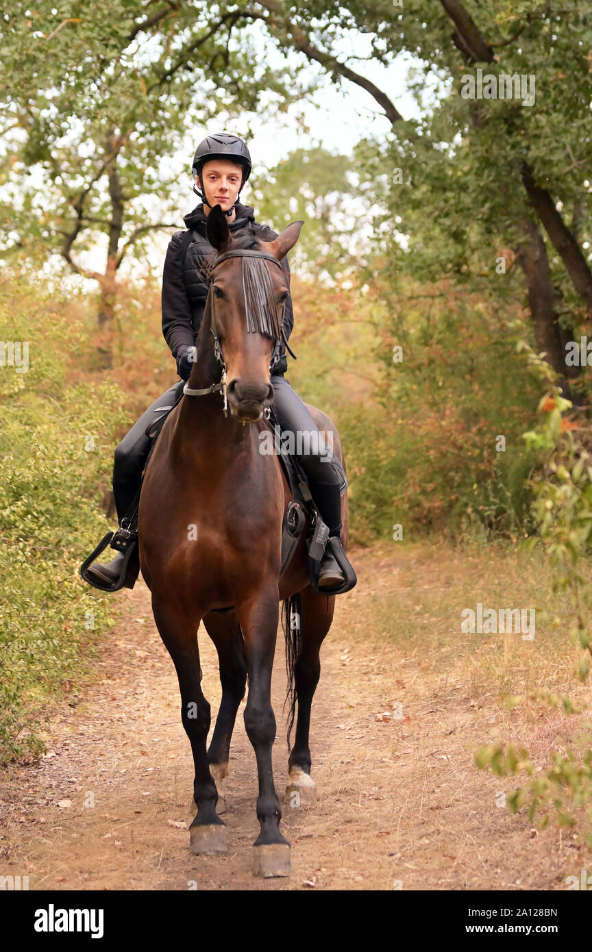 Teenager mit einem Pferd in der Natur Stockfoto