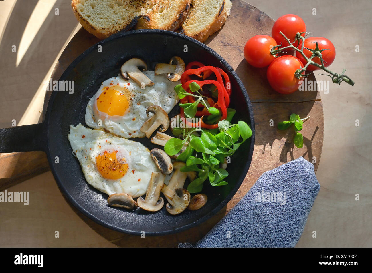 Gebratene Eier und Gemüse in einer Pfanne Stockfoto