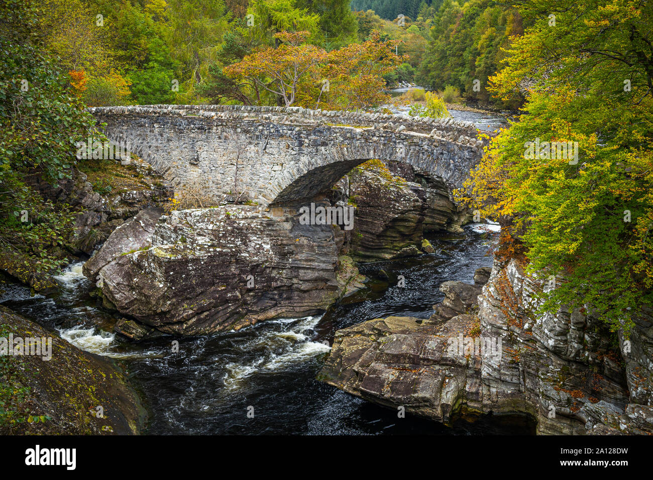 Invermoriston Stadt im schottischen Hochland. Herbstliche Farben und Natur am Fluss Glenmoriston. Stockfoto