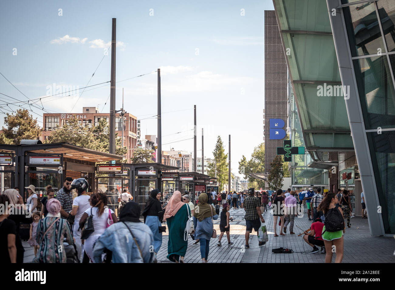 LYON, Frankreich - Juli 2019: Masse der Franzosen, besetzt, vor allem Käufer, Wandern und vorbei an Lyon Part Dieu Einkaufszentrum während der Rush Hour, es Stockfoto
