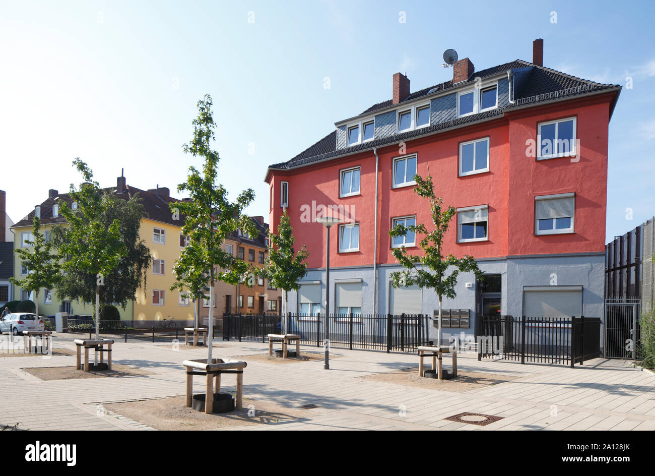 Wohnhaus mit Baum Schutz von Holz mit Bäumen in einer Wohnstraße, Bremen, Deutschland, Europa Stockfoto