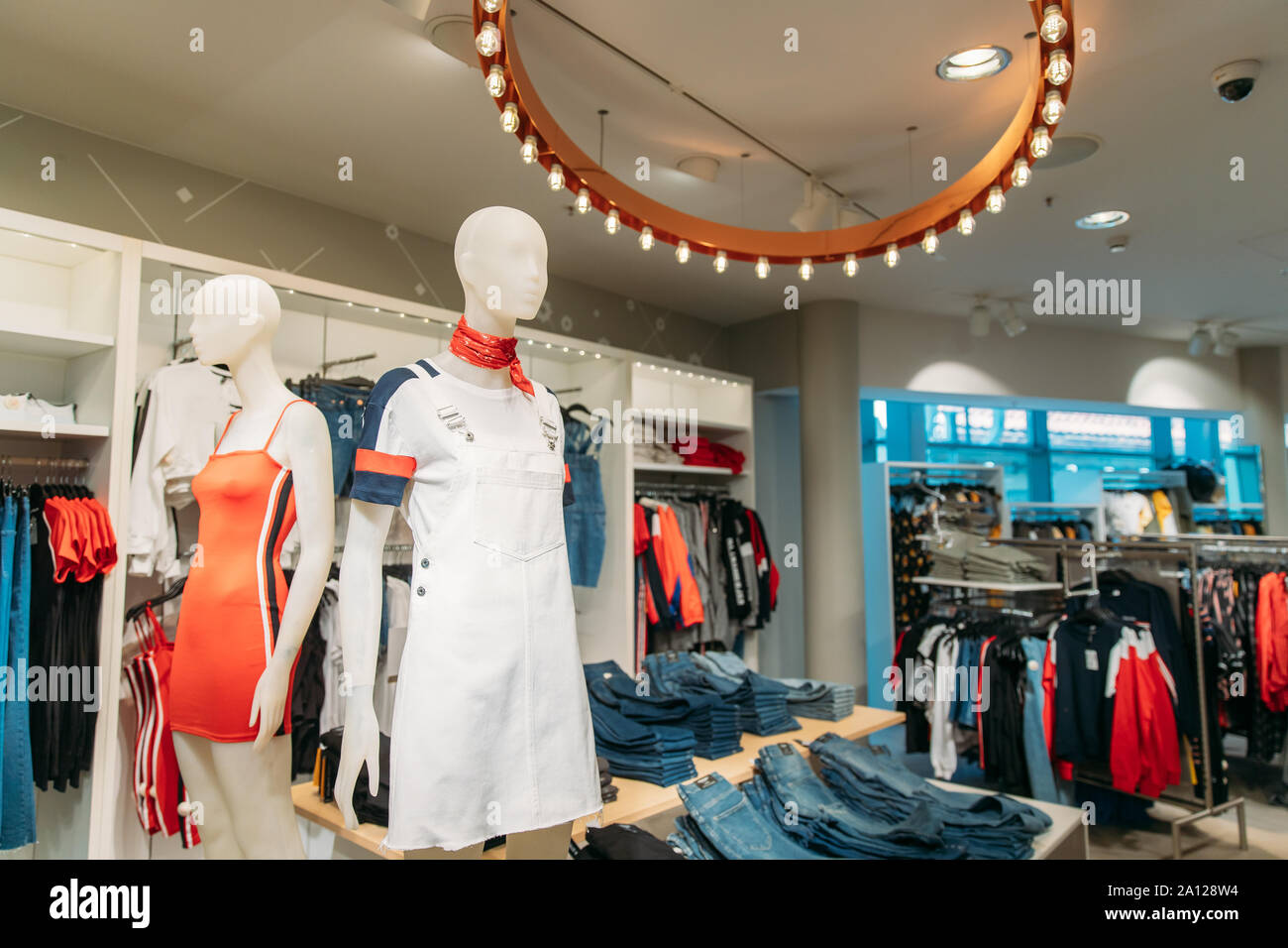 Schaufensterpuppen weiblich Frau lässig gekleidet in Sommer Kleidung In Store im Einkaufszentrum. Stockfoto
