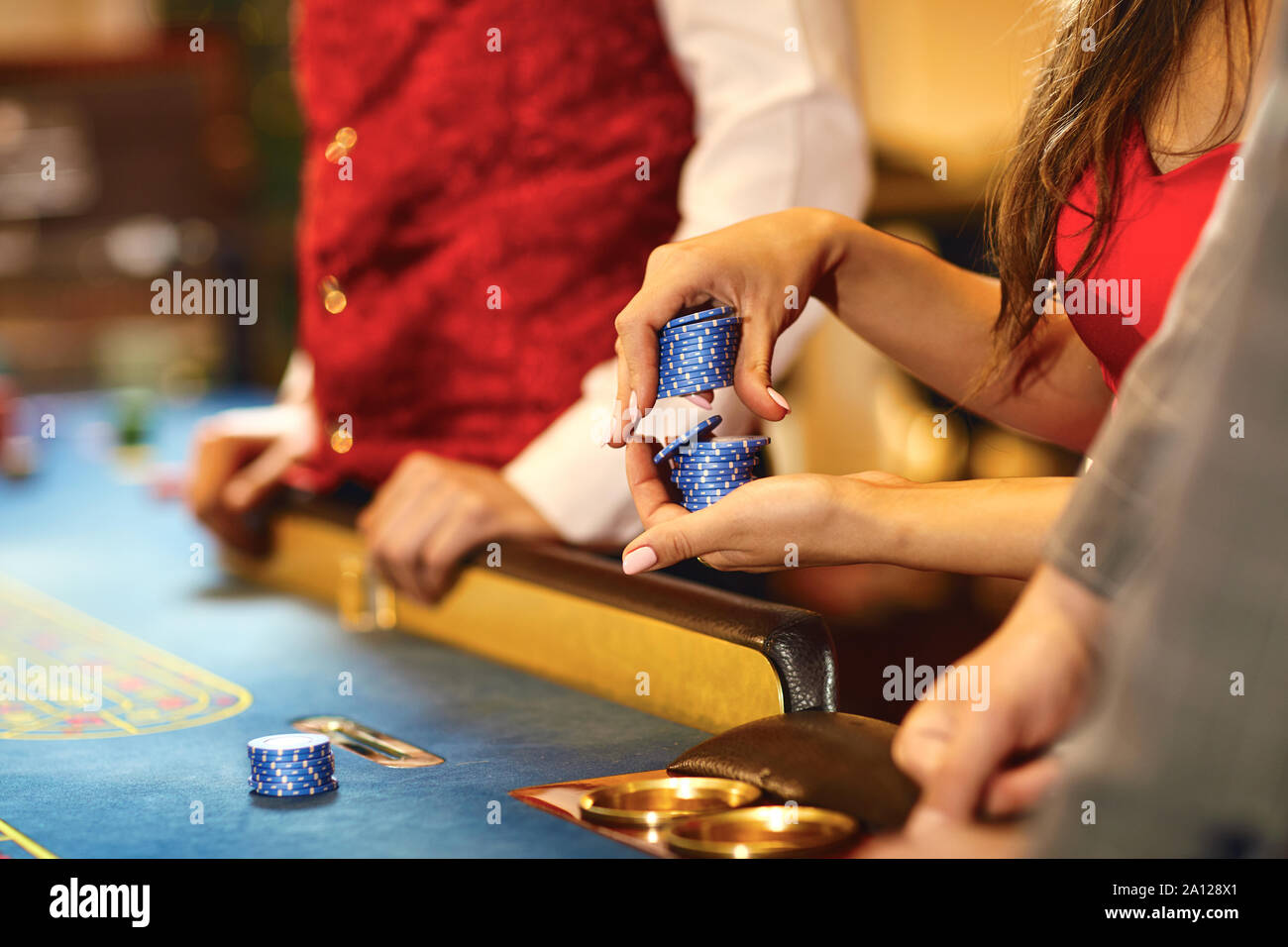 Hände mit Chips beim Poker Roulette Glücksspiele in einem Casino. Stockfoto