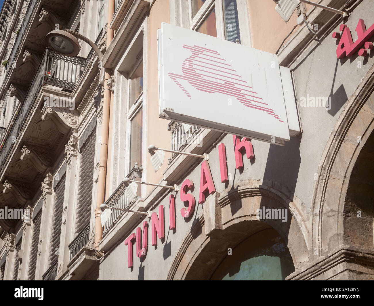 LYON, Frankreich - 13. JULI 2019: tunisair Logo vor Ihrer Boutique für Lyon. Tunisair ist die wichtigste Fluggesellschaft aus Tunesien, mit Niederlassungen in Stockfoto