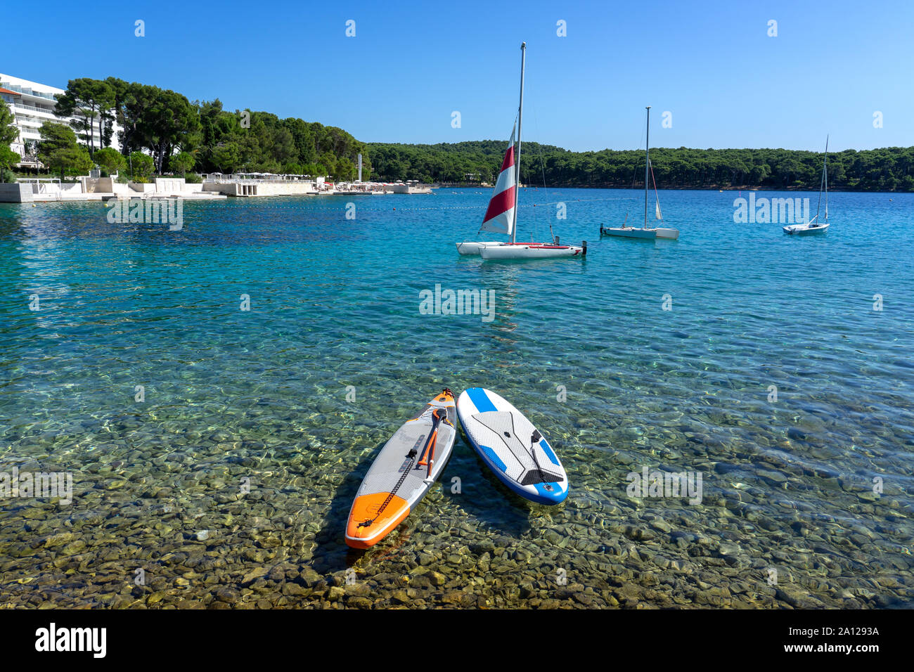 2 Sub boards paddleboards auf dem kristallklaren Wasser Meer in Kroatien Stockfoto