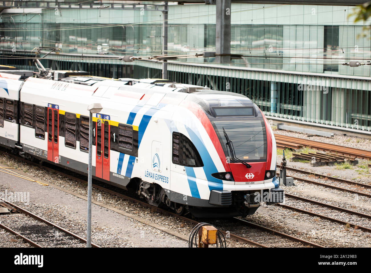 Ein Léman Express Pendlerzug, der den Großraum Genf bedient, auf einem Bahnhofshof in Genf, Schweiz. Stockfoto