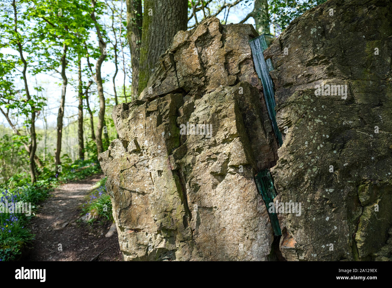 'Skhimza' von Ken Gill, Tremenheere Sculpture Gardens', Gulval, Penzance. Installation aus Glas zu Ehren einer alten Spalte in einer Granitfelsenwand. Stockfoto