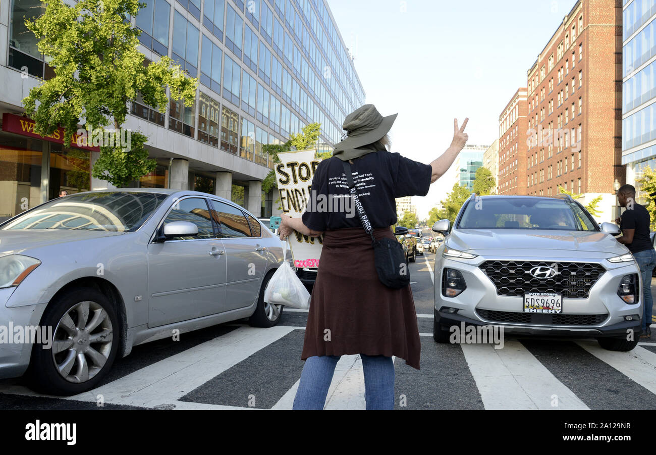 Washington, United States. 23 Sep, 2019. Klima Aktivisten block Morgen pendler als Protest in den Straßen auf dem Capitol Hill als Teil der Hütte nach unten DC', die Aufmerksamkeit auf den Klimawandel, in Washington, DC, Montag, September 23, 2019. Die Proteste mit einer UN-Klima-Gipfel in New York zusammen. Foto von Mike Theiler/UPI Quelle: UPI/Alamy leben Nachrichten Stockfoto