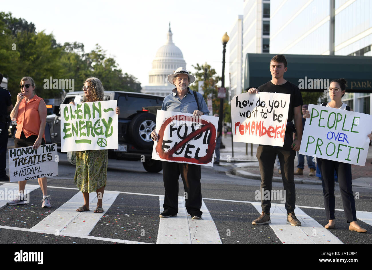 Washington, United States. 23 Sep, 2019. Klima Aktivisten block Morgen pendler als Protest in den Straßen auf dem Capitol Hill als Teil der Hütte nach unten DC', die Aufmerksamkeit auf den Klimawandel, in Washington, DC, Montag, September 23, 2019. Die Proteste mit einer UN-Klima-Gipfel in New York zusammen. Foto von Mike Theiler/UPI Quelle: UPI/Alamy leben Nachrichten Stockfoto