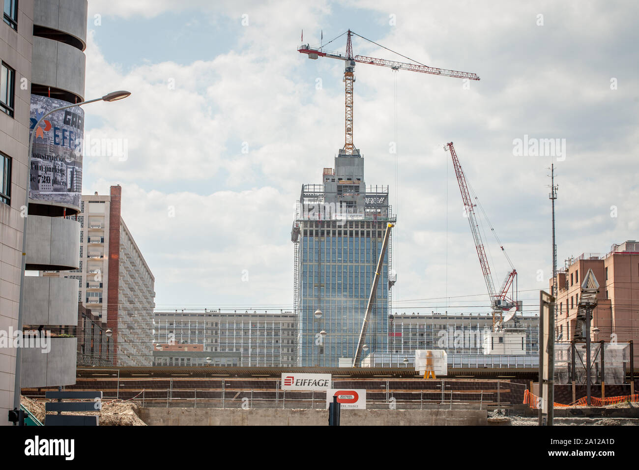 LYON, Frankreich - 17. JULI 2019: Kräne auf der Baustelle eines Wolkenkratzers in der Lyon Part Dieu entfernt. Quartier de La Part Dieu ist das Unternehmen d Stockfoto