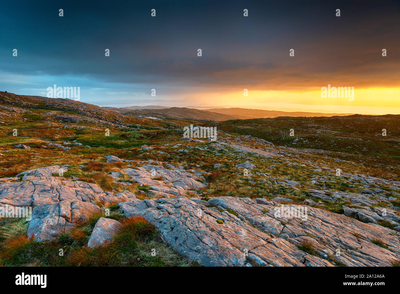 Der Blick von der Spitze des Bealach Na Ba Mountain Pass in den Highlands von Schottland, der Name ist Gälisch für Pass von Vieh und Blick nach Westen Towa Stockfoto