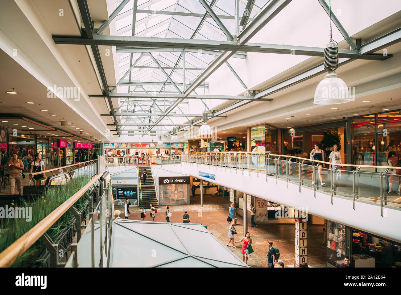 Riga, Lettland - 9. Juni 2019: Leute, die Origo Shopping Mall. Leute einkaufen gehen, im Einkaufszentrum Indoor. Stockfoto