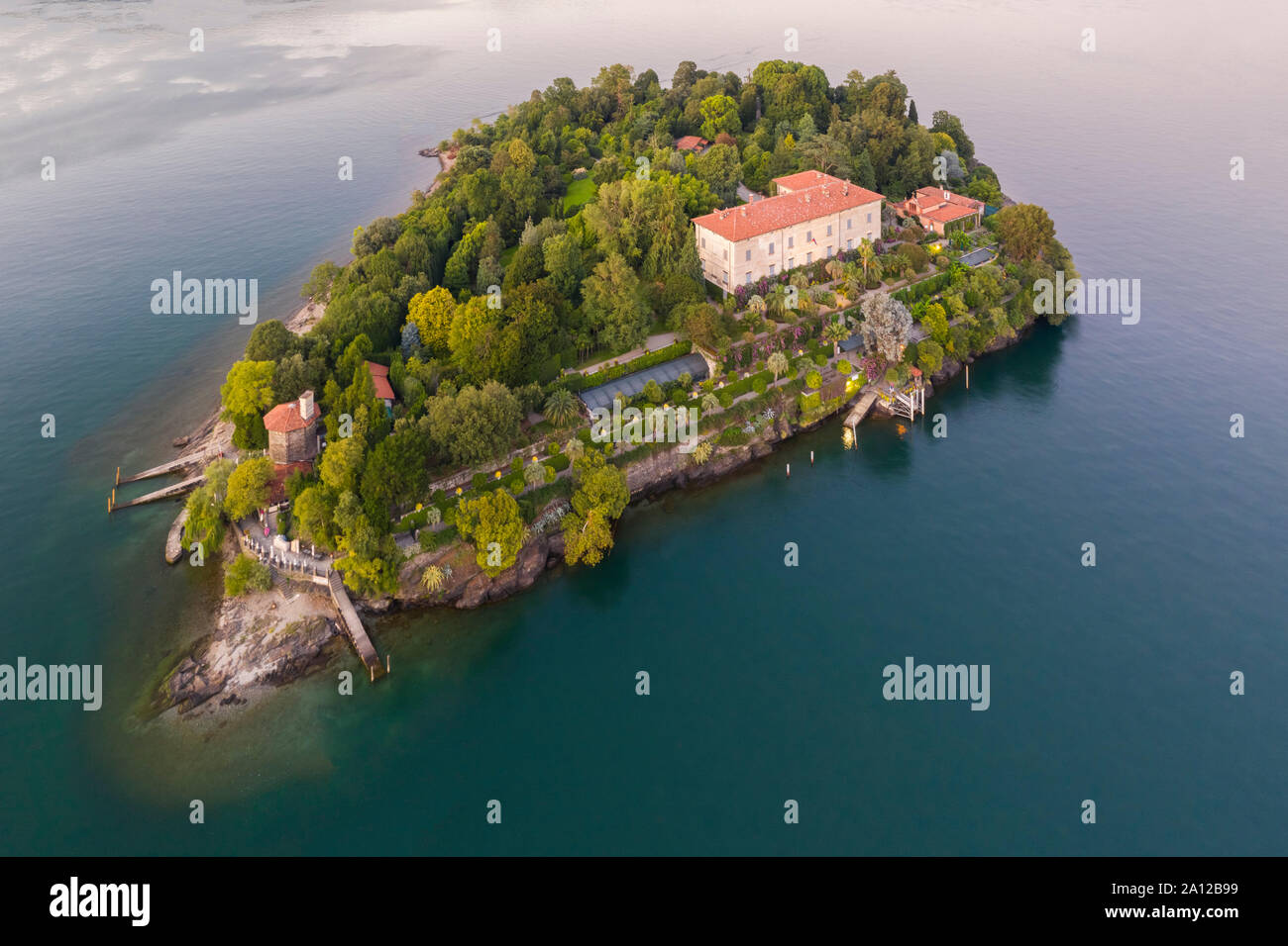 Luftaufnahme von Isola Madre und Pallanza (Verbania) während einer Sommer Sonnenuntergang. Stresa, Lago Maggiore, Piemont, Italien. Stockfoto