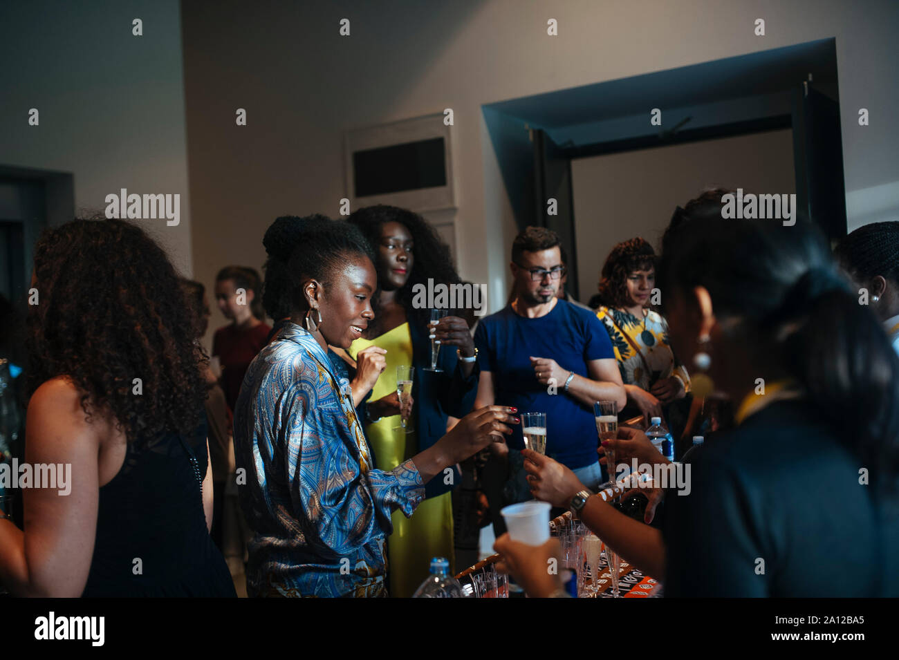 Die Teilnehmer nehmen eine Pause während der Veranstaltung. Die vierte Ausgabe des Afro Fashion Week organisiert von Michelle Francine Ngonmo (Präsident, ursprünglich aus Kamerun) und Ruth Akutu Maccarthy (Vizepräsident, ursprünglich aus Ghana). Die Veranstaltung fördert und verbreitet Werke aus afrikanischen Designern und inspiriert von Afrika. Stockfoto