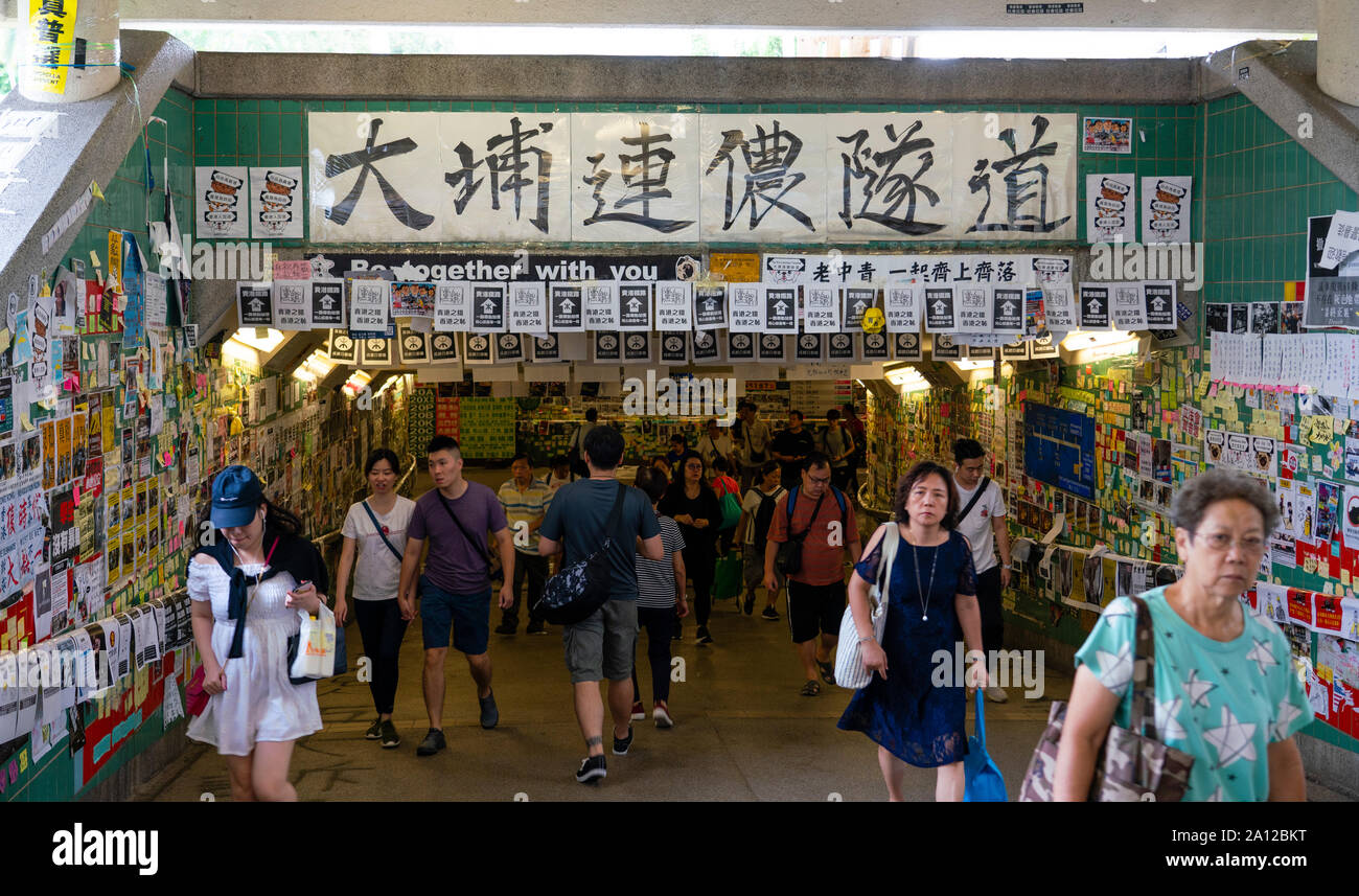 Pro Demokratie und anti Auslieferungsrecht Proteste Parolen und Plakate in Hongkong. 23. September 2019. Große so-Lennon Wall in der Fußgängerzone von u-Bahnen zu Tai Po Markt Bahnhof genannt. Wände in pro Demokratie Plakate und handgeschriebene Post-it Notes denunzieren Auslieferungsrecht von der Regierung vorgeschlagen. Viele anti China Poster und Nachrichten. Stockfoto