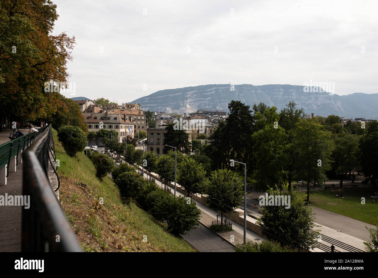 Ein Blick auf die Stadt Genf, die Schweiz, und die Berge in der Ferne, von der berühmten Promenade de la Treille übersehen. Stockfoto