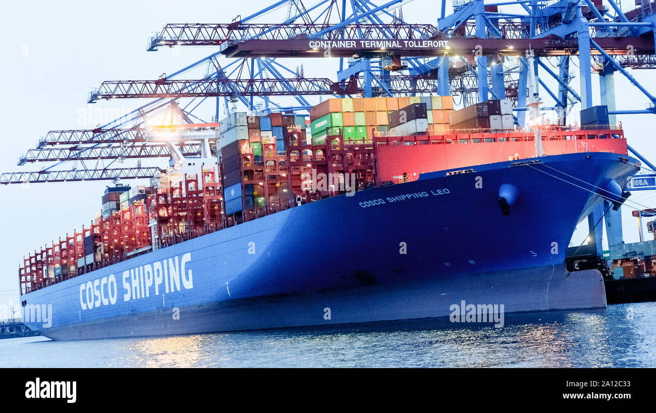 Hamburg, Deutschland. 28. Juli 2019. Die chinesische Containerfrachter COSCO Versand Löwe befindet sich an der Conatinerterminal Steinwerder der Hamburger Hafen und Logistik AG (HHLA). Die China Ocean Shipping Company (COSCO) ist ein staatliches Unternehmen in der Volksrepublik China. Quelle: Markus Scholz/dpa/Alamy leben Nachrichten Stockfoto