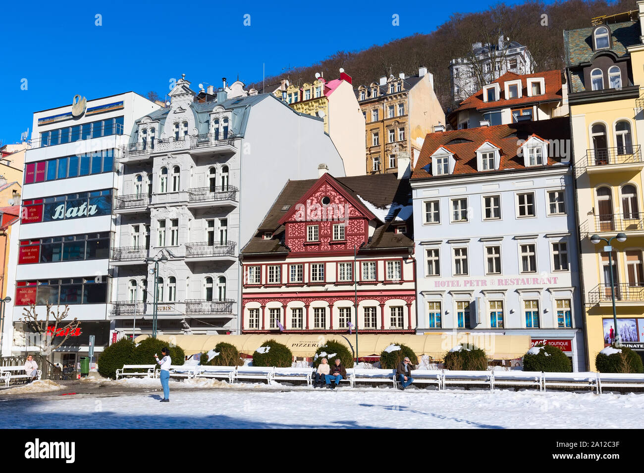 Karlsbad, Tschechische Republik - 15. Februar 2017: Street View, Häuser und Fluss im berühmten Kurort Stockfoto