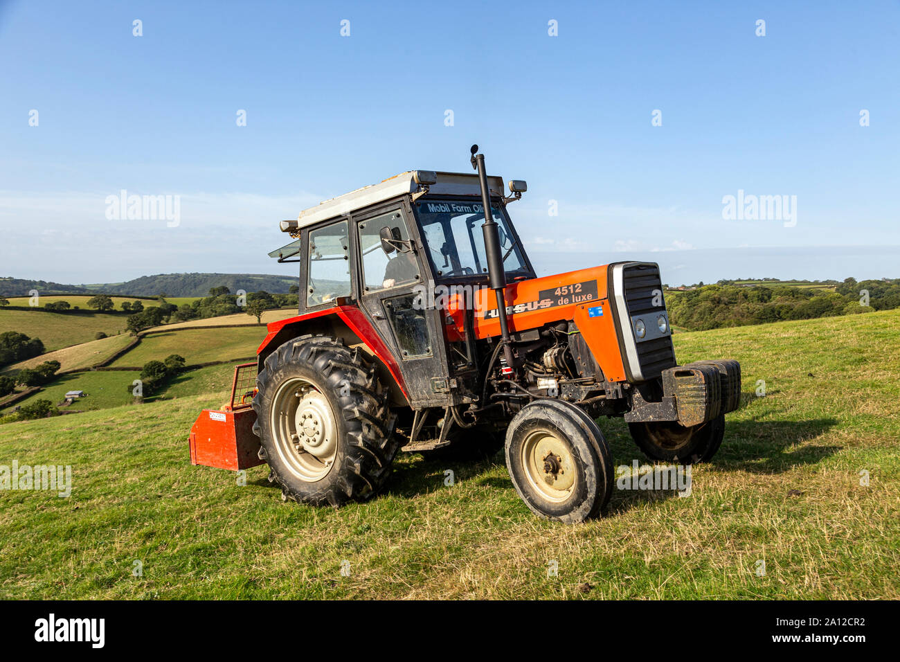 Traktor, Moderne, Landwirtschaft, Rot, Einzelhandel, landwirtschaftliche Geräte, Landwirtschaft, Landwirtschaftliche Maschinen, Business, Farbbild, kommerzielle Land Stockfoto