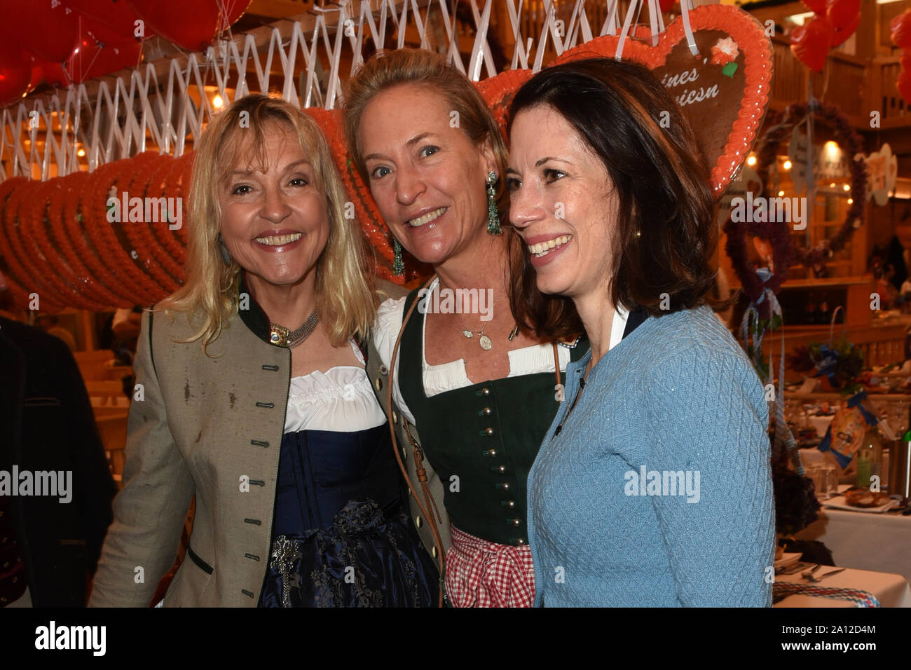 München, Deutschland. 23 Sep, 2019. Die politikerin Beate Merk (CSU, l-r), Unternehmer Leslie von Wangenheim und Meghan Gregonis, US-Generalkonsul in München, sind die Gäste des traditionellen Regine Sixt Damen-Wiesn im Schützen Festzelt auf dem Oktoberfest. Das größte Volksfest der Welt dauert bis zum 6. Oktober. Credit: Ursula Düren/dpa/Alamy leben Nachrichten Stockfoto