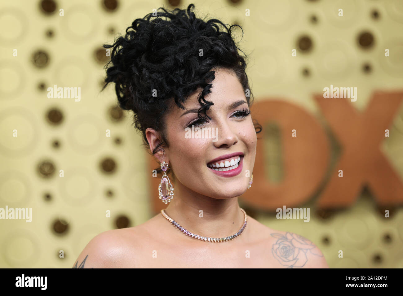 LOS ANGELES, Kalifornien, USA - 22. SEPTEMBER: Halsey kommt an der 71st jährlichen Primetime Emmy Awards bei Microsoft Theatre L.A. statt Live am 22. September 2019 in Los Angeles, Kalifornien, USA. (Foto von Xavier Collin/Image Press Agency) Stockfoto