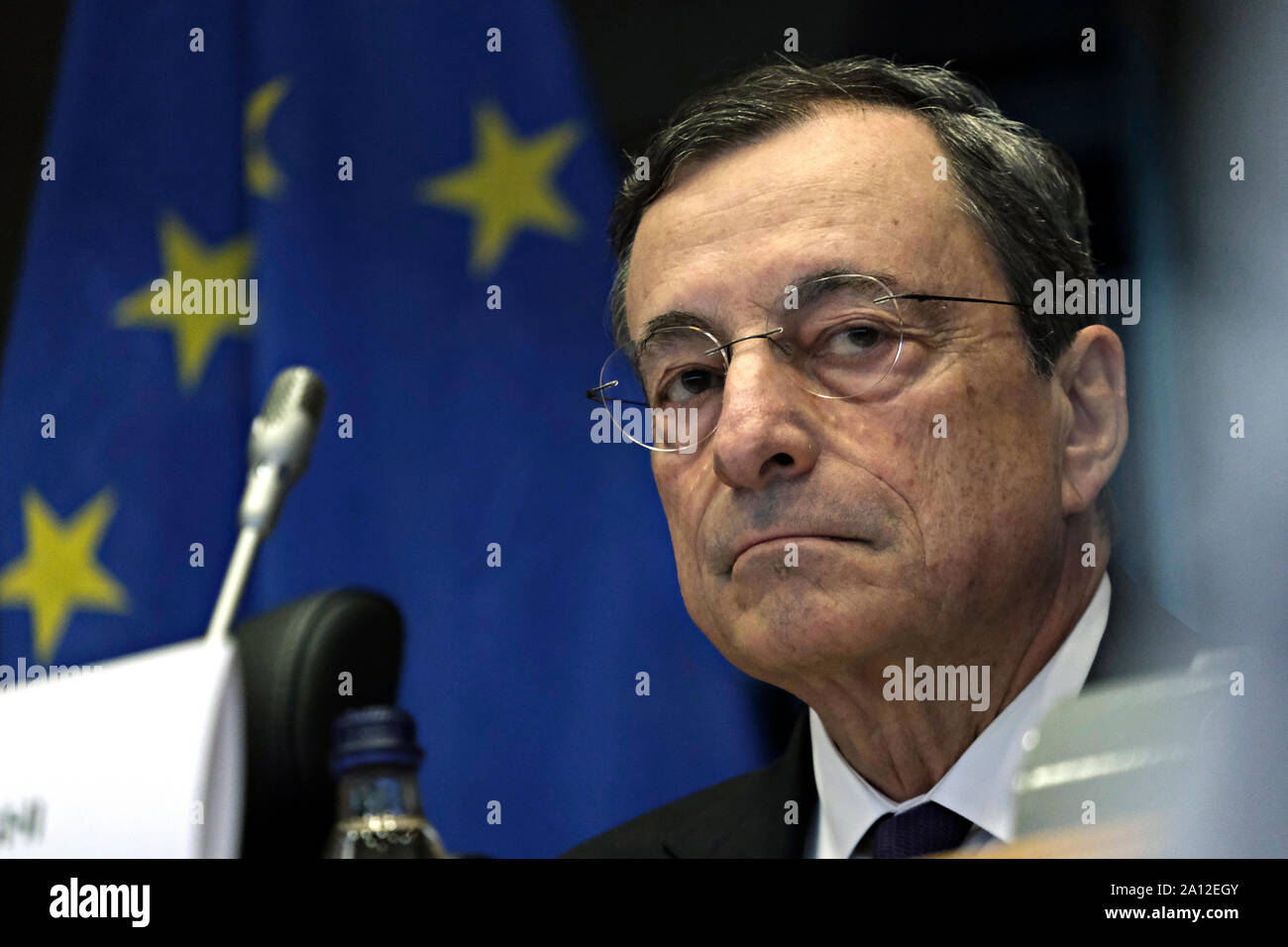 Brüssel, Belgien. 23. September 2019. Der Präsident der Europäischen Zentralbank (EZB) Mario Draghi bei einer Anhörung des Europäischen Parlaments Ausschuss für Wirtschaft und Währung. Credit: ALEXANDROS MICHAILIDIS/Alamy leben Nachrichten Stockfoto