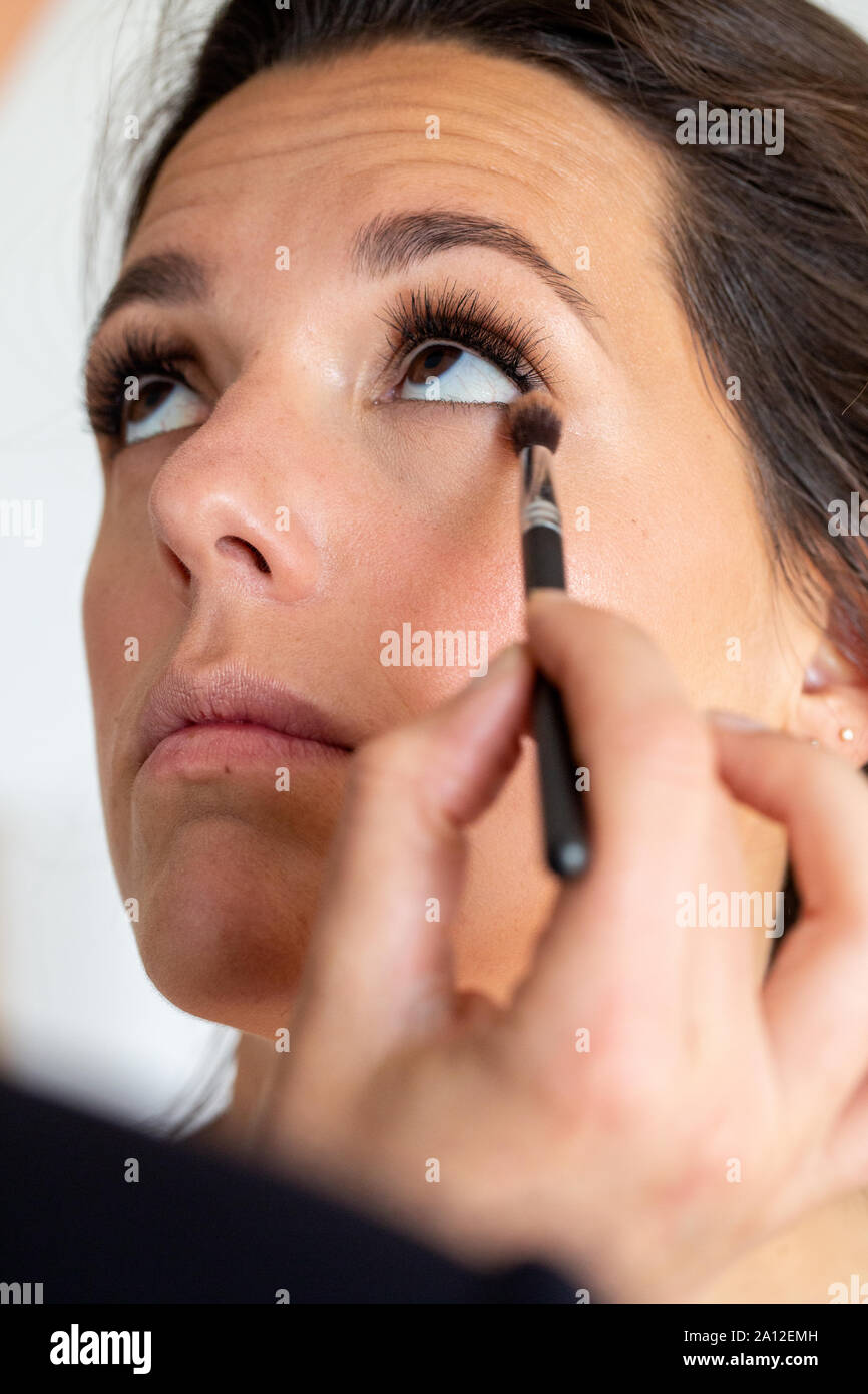 Ein professionelles Make up Artist bei der Arbeit, erstellen einen Blick für eine junge Frau. Stockfoto