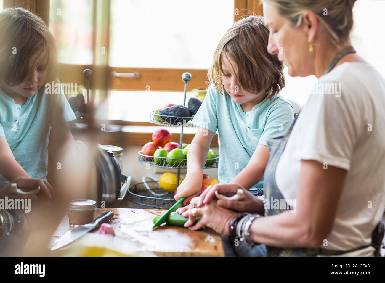 Mutter und ihren 5-jährigen Sohn in der Küche Stockfoto