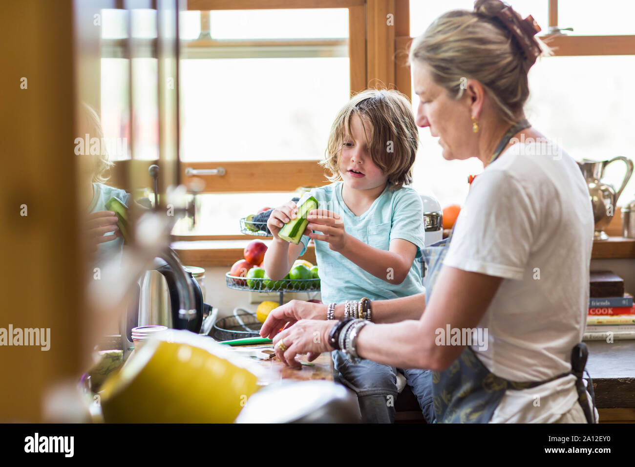 Mutter und ihren 5-jährigen Sohn in der Küche Stockfoto