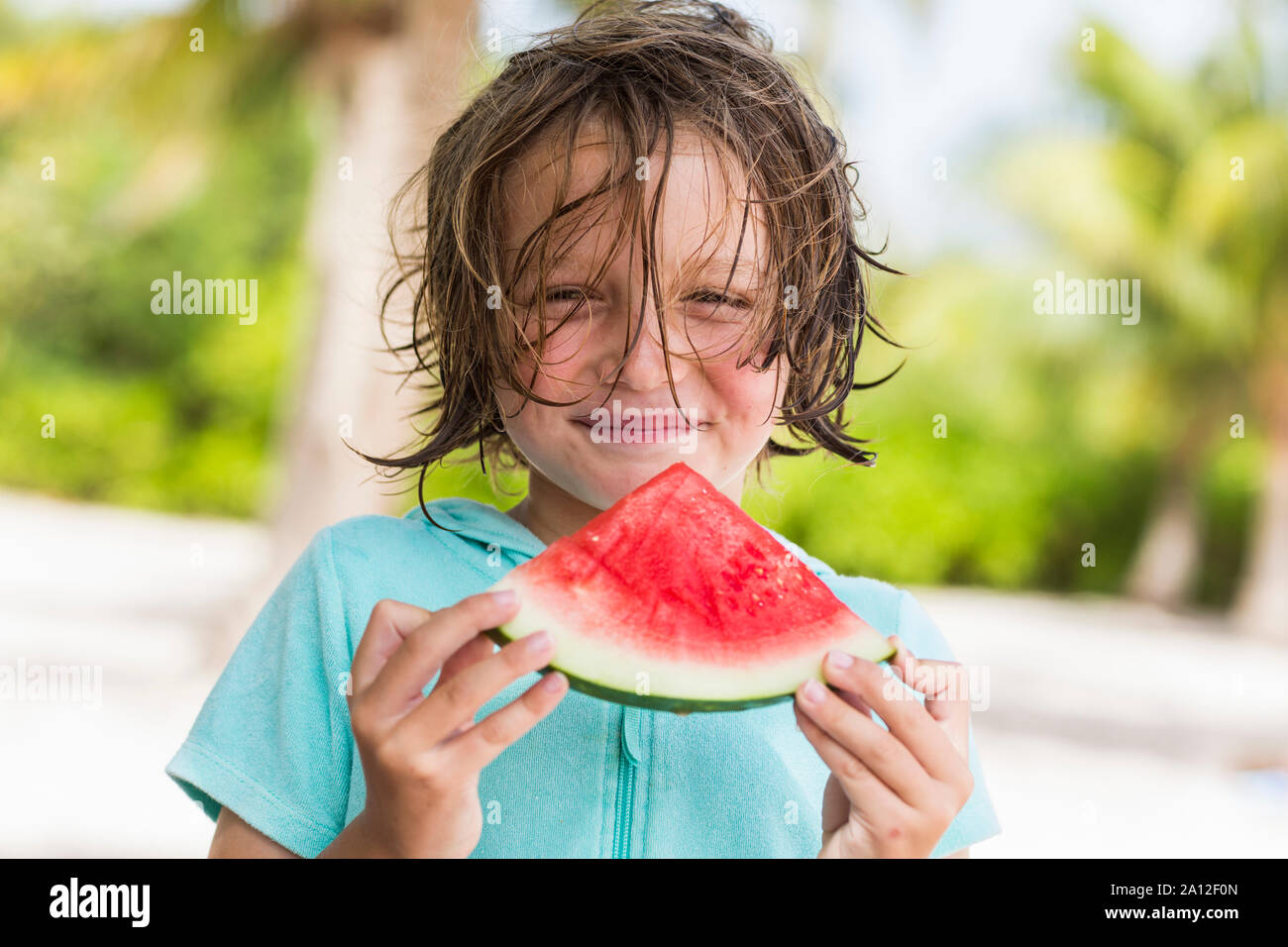 Lächelnd 5 Jahre alten Jungen essen Wassermelone Slice Stockfoto
