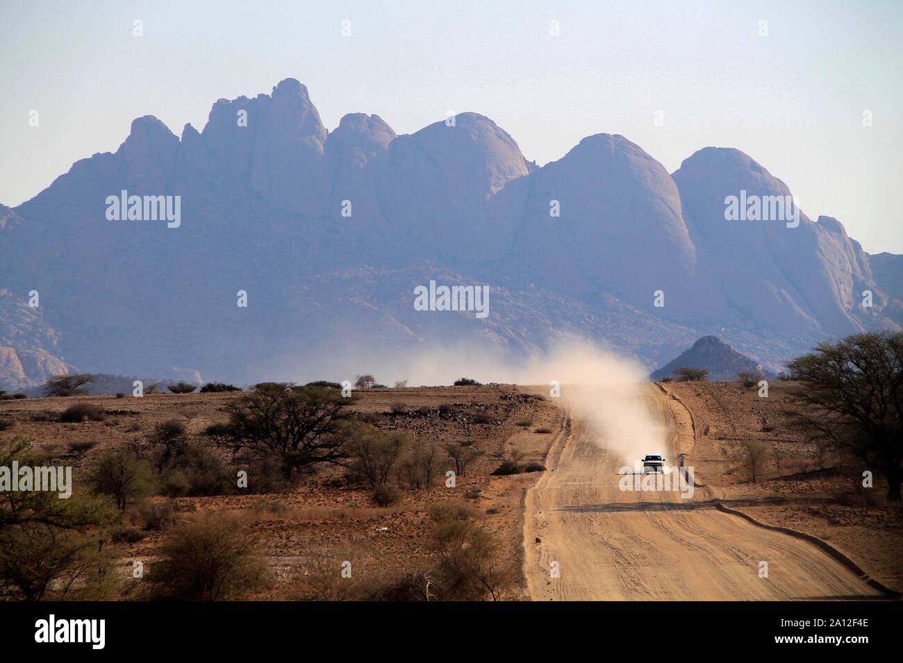 Auto auf trockener Straße in Namibia Stockfoto