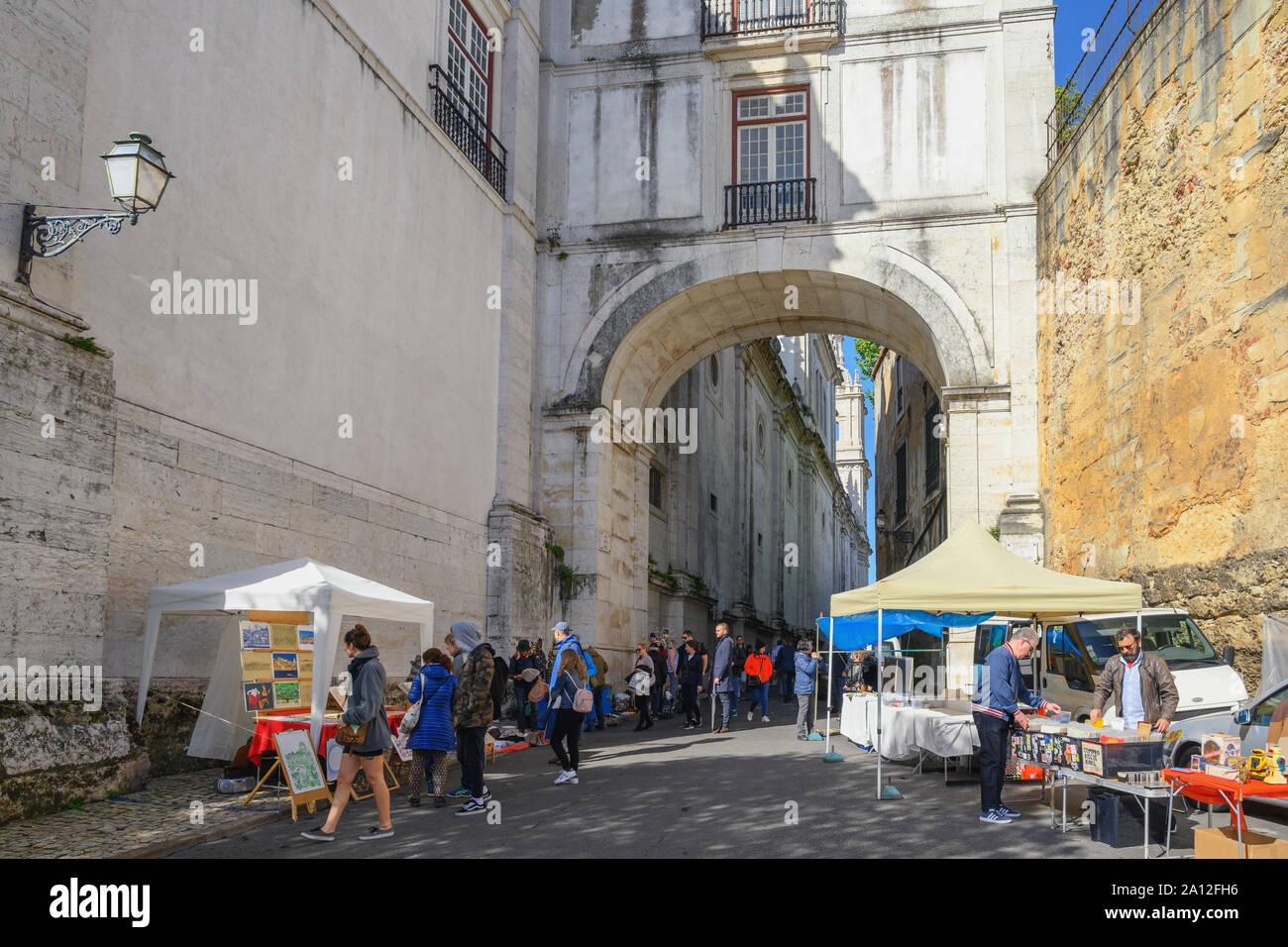 Lissabon, Portugal - April 9, 2019: Lissabon Portugal, City Skyline im Mercado de Santa Clara Markt in der Nähe von Lissabon Pantheon Stockfoto