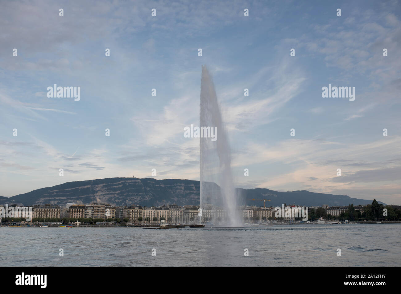 Die Genfer Wasserfontäne (Le Jet d'Eau) am Genfer See (Lac Léman) in Genf, Schweiz, an einem Sommerabend. Stockfoto