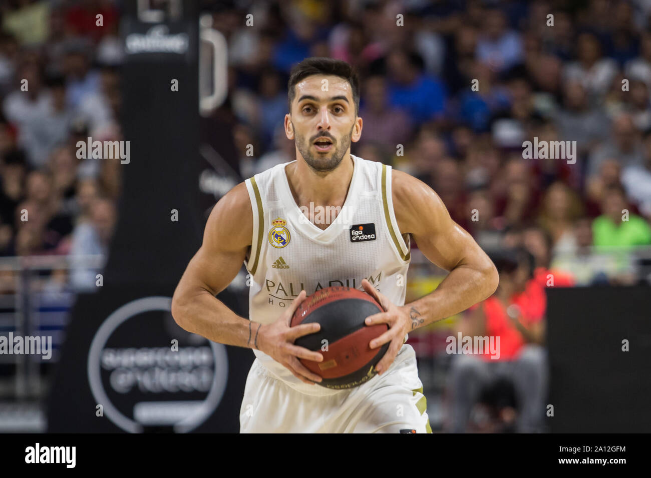 Facu Campazzo während Real Madrid Sieg über FC Barcelona (89-79) im Supercopa Endesa abschließenden Spiel feierten an Wizink Zentrum in Madrid (Spanien), 22. September 2019. (Foto von Juan Carlos García Mate/Pacific Press) Stockfoto