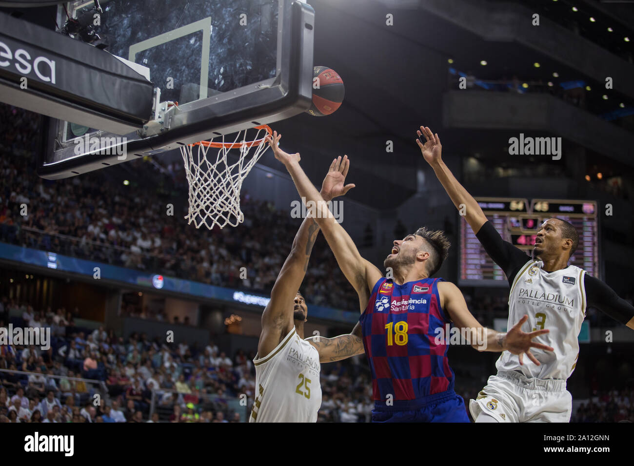 Pierre Oriola während Real Madrid Sieg über FC Barcelona (89-79) im Supercopa Endesa abschließenden Spiel feierten an Wizink Zentrum in Madrid (Spanien), 22. September 2019. (Foto von Juan Carlos García Mate/Pacific Press) Stockfoto