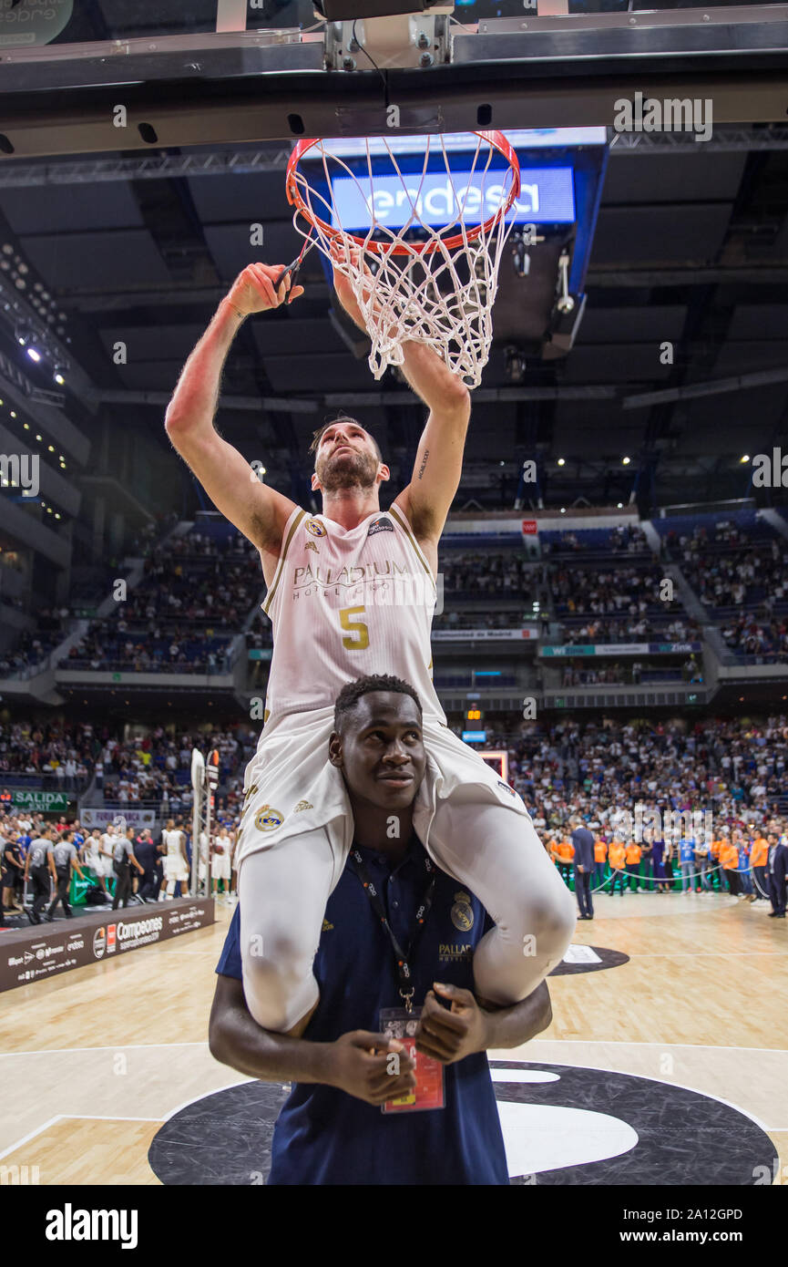 Rudy Fernández während Real Madrid Sieg über FC Barcelona (89-79) im Supercopa Endesa abschließenden Spiel feierten an Wizink Zentrum in Madrid (Spanien), 22. September 2019. (Foto von Juan Carlos García Mate/Pacific Press) Stockfoto