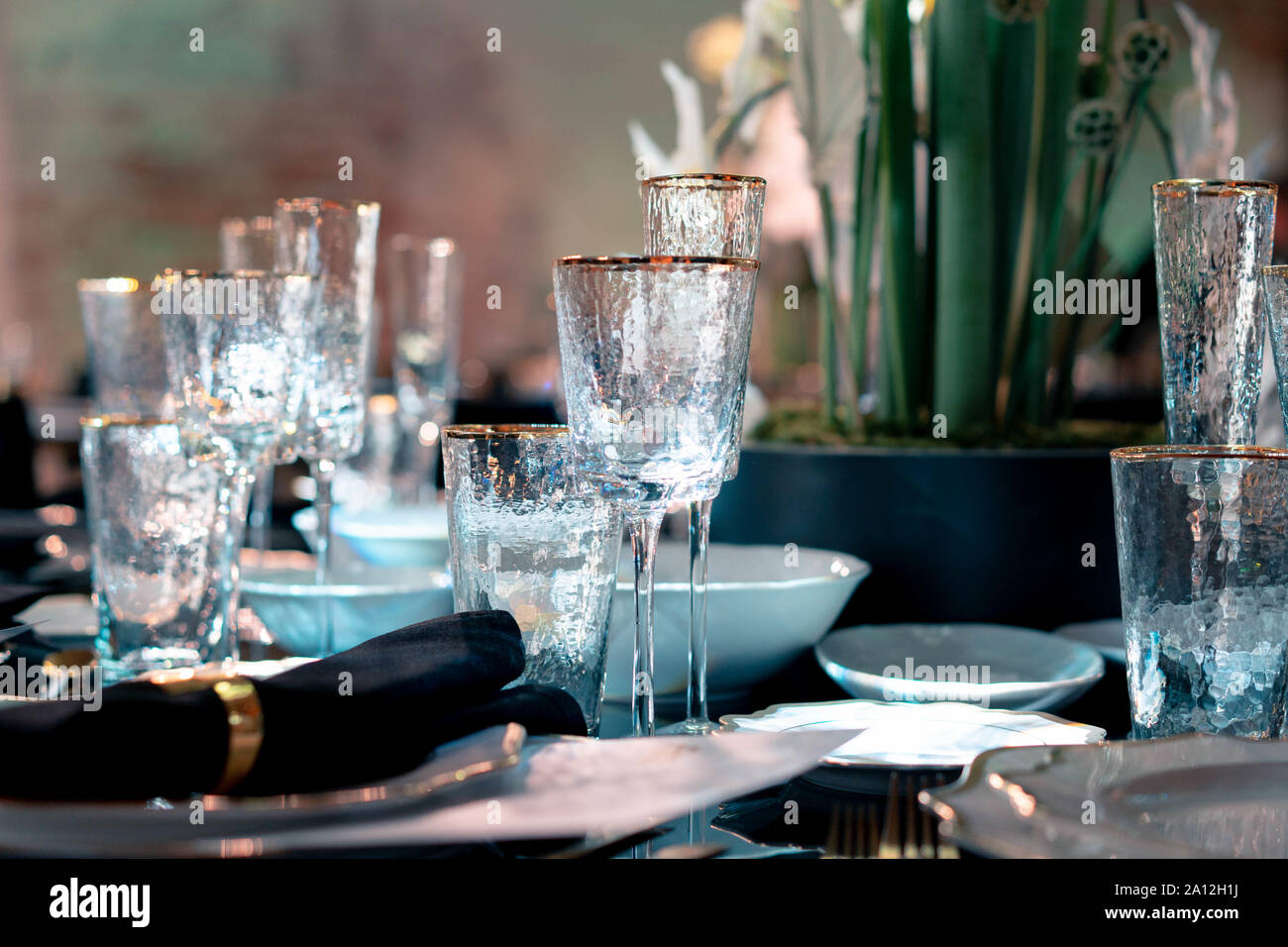 Luxus Catering und Service. Hochzeit oder Jubiläum. Bankett Tisch serviert mit Blumen und Gläser für Wein oder Champagner. Stockfoto