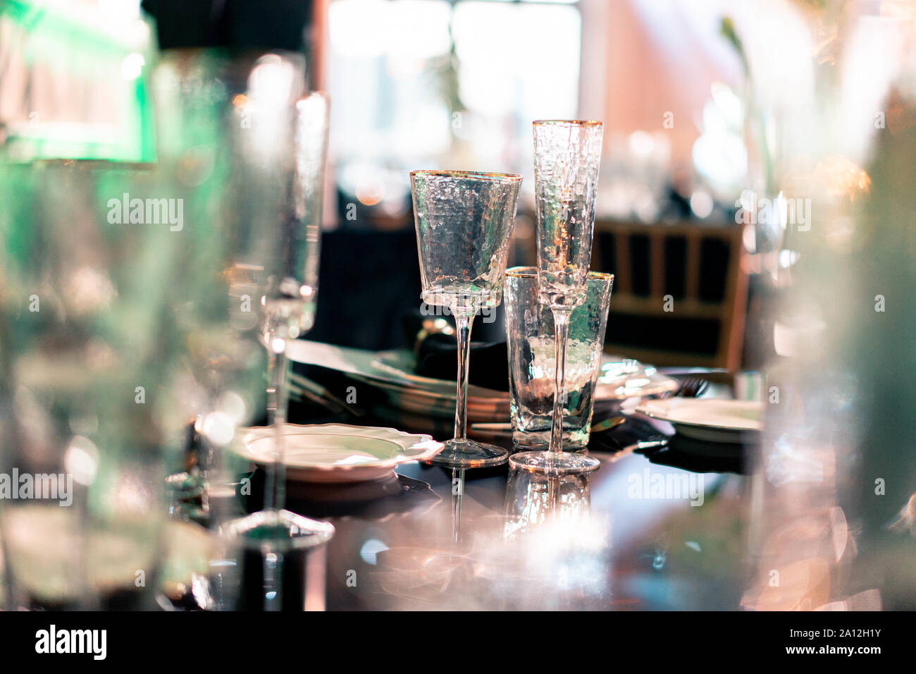 Luxus Catering und Service. Hochzeit oder Jubiläum. Bankett Tisch serviert mit Besteck, Blumen, Besteck und Tischdecke. Stockfoto