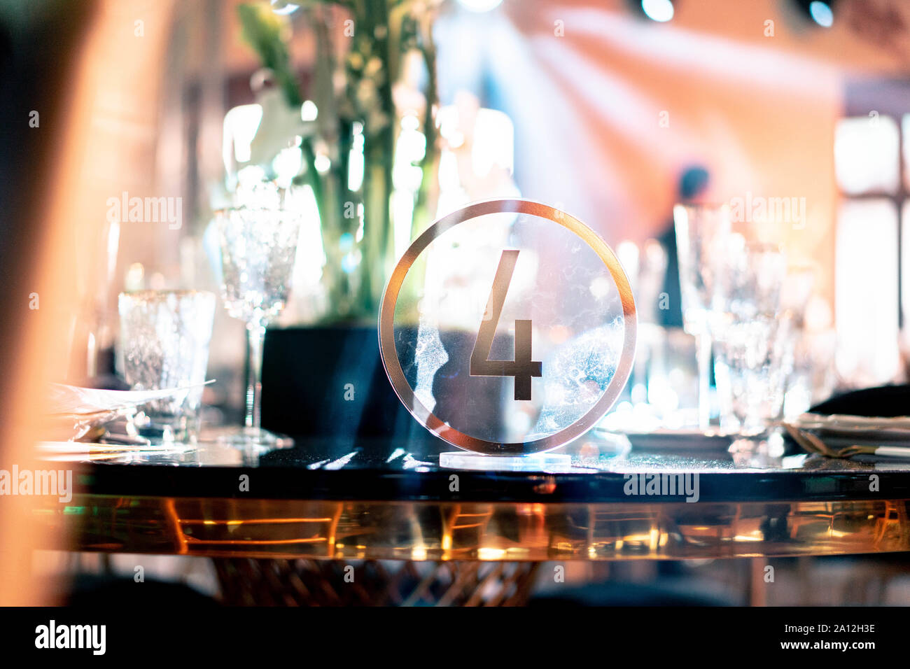 Luxus Catering und Service. Hochzeit oder Jubiläum. Bankett Tisch serviert mit Besteck, Blumen, Besteck und Tischdecke. Tabelle mit Nummerierung für g Stockfoto